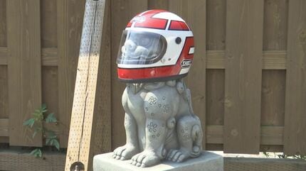ヘルメットの置物？ よう（頭が）入ったな」 オートバイ神社に登場 ヘルメットを被った狛犬