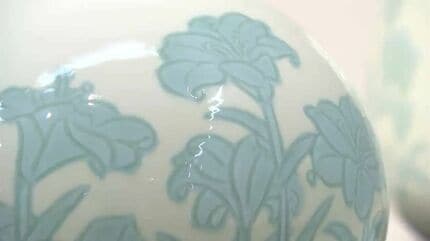 有田焼の人間国宝・井上萬二さんの作陶展 94歳を迎えた熟練の技「白く