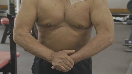 死ぬまでバーベルと付き合う」82歳のマッチョマン 胸筋で奏でる