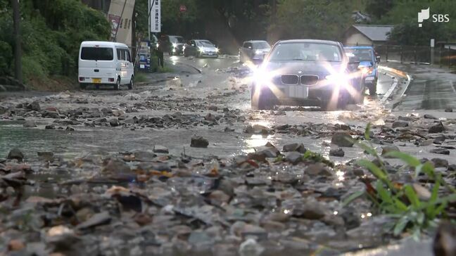 「道路に泥水が…」台風10号接近に伴う大雨の影響で道路に土砂流入 観光の街・熱海が一時“陸の孤島”状態に|TBS NEWS DIG