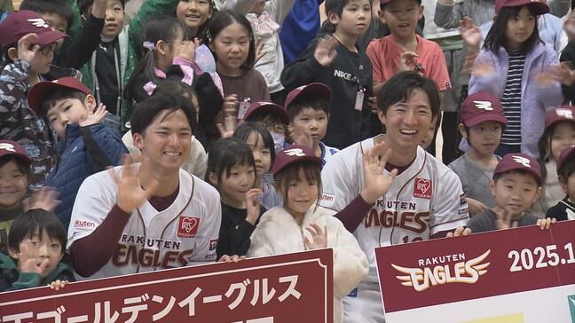楽天“ドラ1コンビ”が青森市の小学校へ! 宗山塁 選手と荘司康誠 投手が子どもたち約70人を前にプロの技を披露 「野球選手ですから、手の力は強いですよね?」子どもからの“かわいい質問”に笑顔も|TBS NEWS DIG