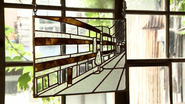 「壊されて寂しいと思っていたけど…感無量」取り壊された建物の廃材でステンドグラスに 作家が「アーケード名店街」を再現【静岡】|TBS NEWS DIG