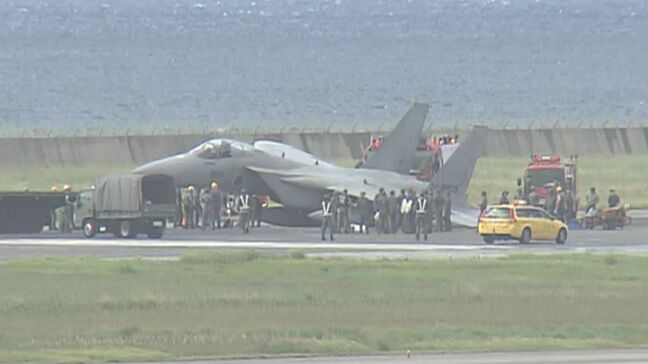 【速報・追記あり】自衛隊のF-15戦闘機が緊急着陸 那覇空港の滑走路上で機体が斜めに傾いて停止|TBS NEWS DIG