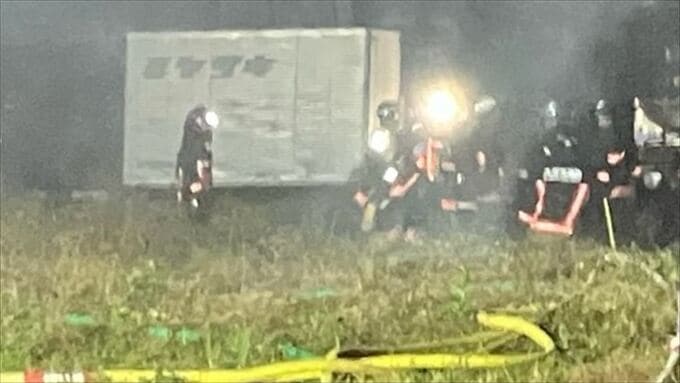 【速報】夜の住宅街　建物が燃える火事　山梨・都留市|TBS NEWS DIG