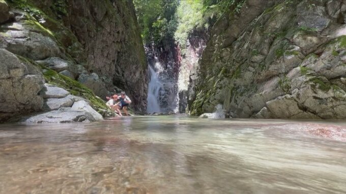 “涼を求めて”　甲斐駒ヶ岳を源とする名水「尾白川渓谷」の景勝地・千ヶ淵　|　山梨のニュース | ＵＴＹテレビ山梨