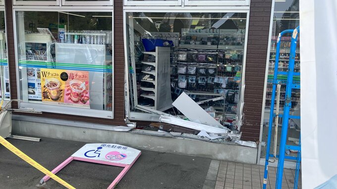 コンビニエンスストアに高齢男性が運転の車が突っ込む　青森県東北町|TBS NEWS DIG