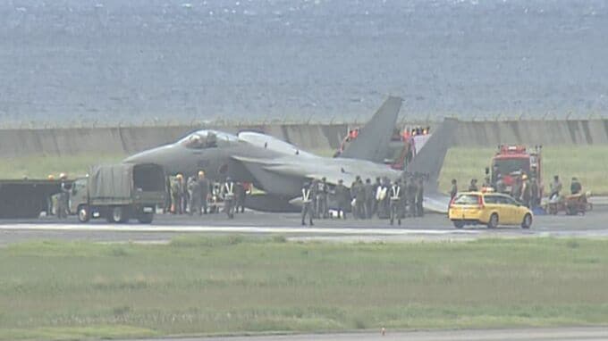 【速報】自衛隊のF15戦闘機が緊急着陸　那覇空港の滑走路上で機体が斜めに傾いて停止|TBS NEWS DIG