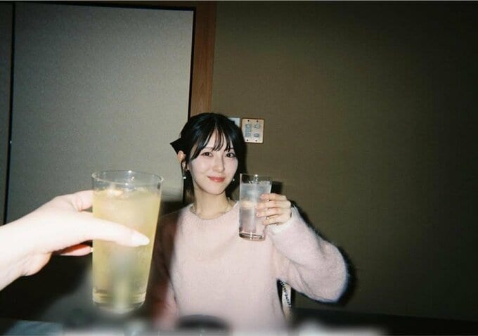 【 浜辺美波 】　親友とプチ旅行　プライベートショットを披露　「美味しいご飯をいただいて、カラオケしちゃって」「今度は何県に行こうか」|TBS NEWS DIG