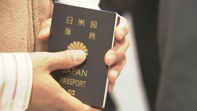 取得まで3日増え9～11日間必要に　5年ぶりにパスポートが変わる　スマホからオンラインで申請が可能に　手数料は窓口300円⇗オンライン100円⇘　偽造防止へ顔写真ページのセキュリティ強化　24日から|TBS NEWS DIG