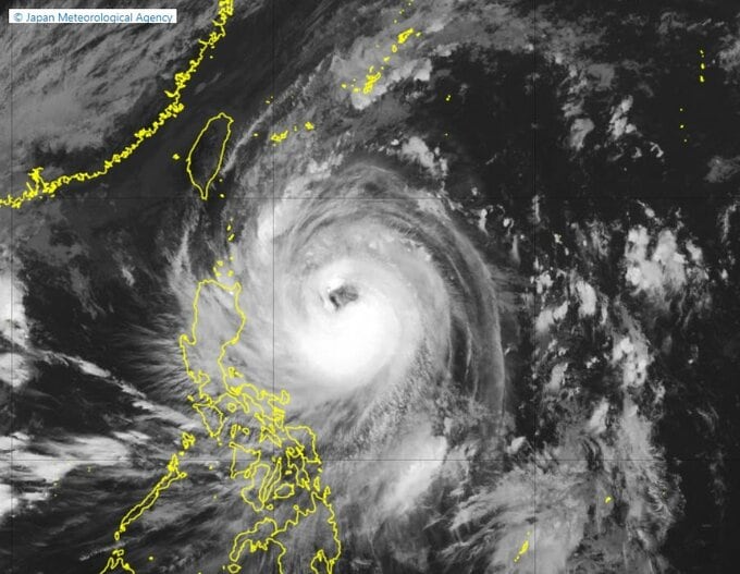 「台風21号」台風の目くっきり　925 hPa・最大瞬間風速70メートル予想「非常に強い」勢力で沖縄付近へ　週末頃に急カーブして日本へ近づく見込み　3連休前半、山陰も荒れた天気になるおそれ　温帯低気圧に変わった後も「大雨」に注意|TBS NEWS DIG