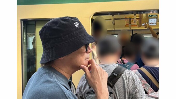 【 近藤真彦 】　「人生初 江ノ電　人の庭先を走っていくような景色でした。」　鎌倉満喫のオフショットを公開　「気付かれなかったかな？」「混んでる江ノ電に乗るって、めっちゃ勇気ある行動」　反響続々|TBS NEWS DIG