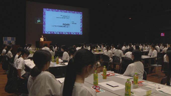 「自分の可能性に気づいて」　女子高校生向けに脚本家の大森美香さんが講演　福岡　|　福岡のニュース｜RKB NEWS｜RKB毎日放送