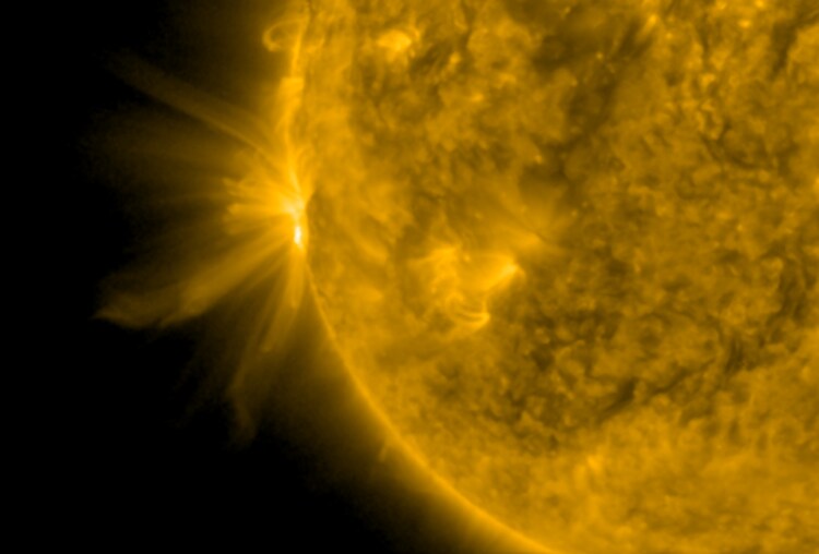 太陽で大規模爆発「Xクラス」の太陽フレア発生 GPSや短波通信などに