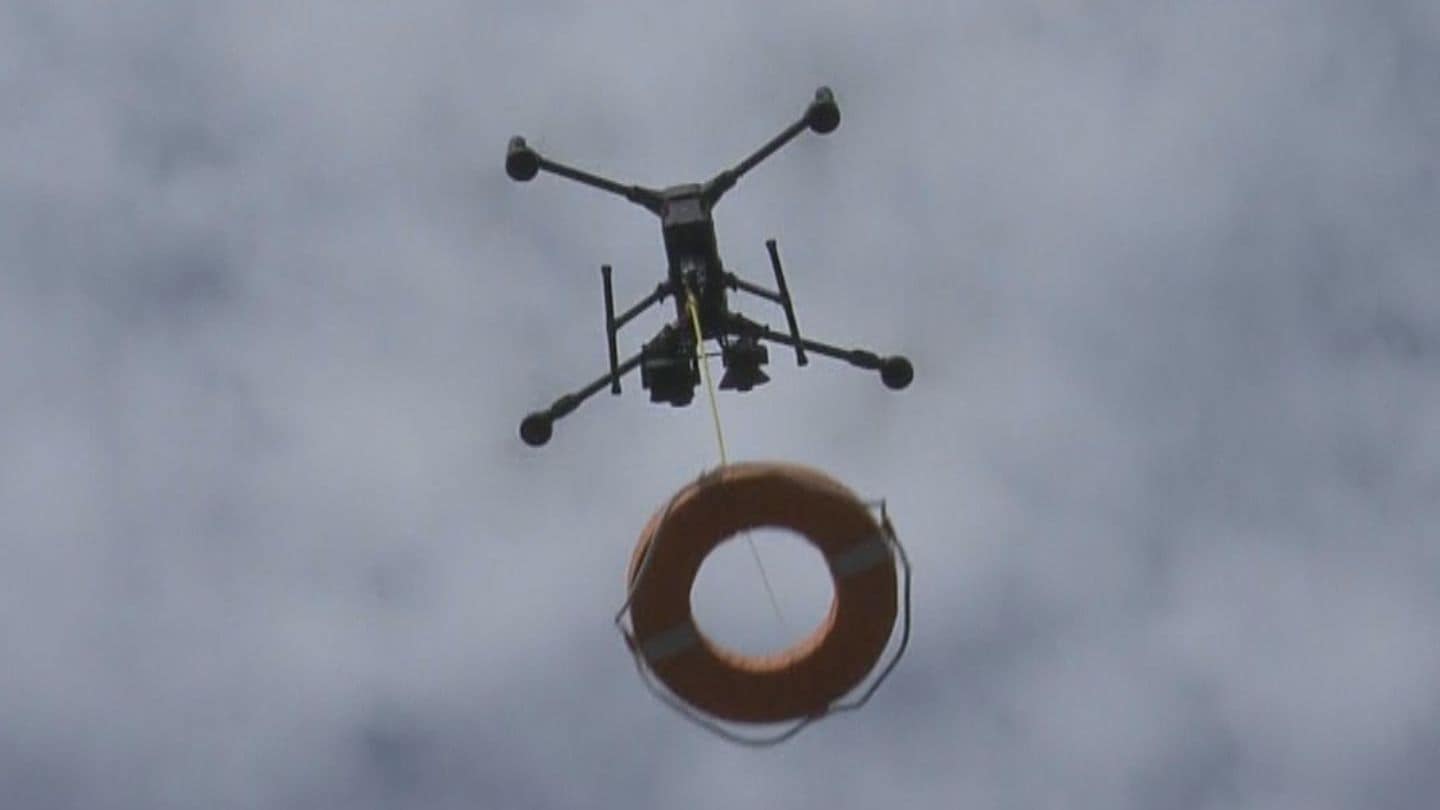 水難事故を防げ ドローン使った救助訓練 スピーカーでの呼びかけや浮き