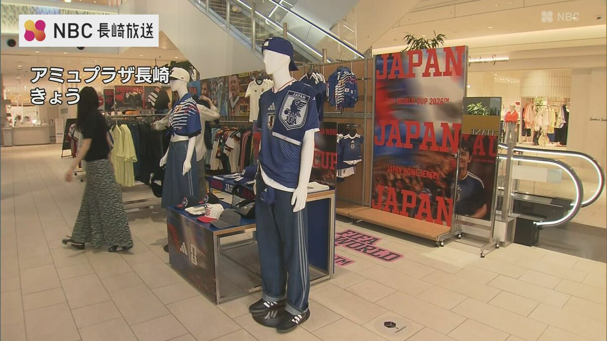 サッカーW杯 各国代表のユニフォームなどを販売する期間限定ショップ