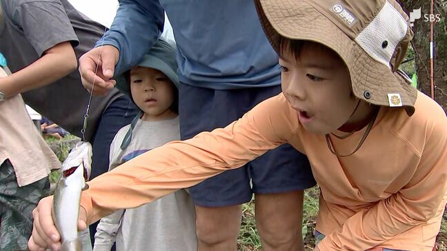 「釣れたよ」「楽しかった」帰省中の子どもたちがマス釣り、たらい乗り挑戦=静岡・富士宮市|TBS NEWS DIG