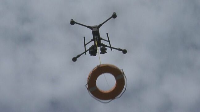 水難事故を防げ ドローン使った救助訓練 スピーカーでの呼びかけや浮き輪の投下 去年7月の高校生死亡事故受けて 三重・熊野市|TBS NEWS DIG