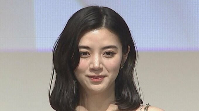 【 池田エライザ 】　阿達慶のピュアさ暴露　「好きな食べ物を聞いたら“お母さんのご飯です！”って」　高校に降臨し生徒の歓声止まず|TBS NEWS DIG
