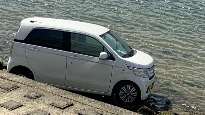 軽乗用車が川に転落　警ら中の警察官が救出　「ハンドル操作を誤った」　広島・太田川放水路　|　RCC NEWS | 広島ニュース | RCC中国放送