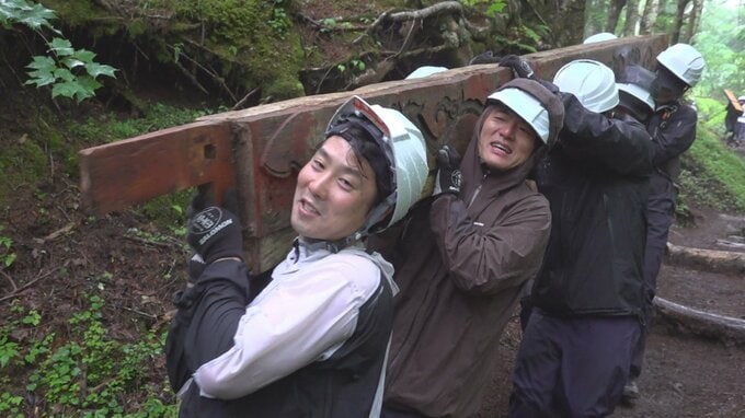 老朽化で解体された神社の木材　復元に向け人力で搬出　アウトドアブランド運営会社の社員がボランティア　山梨・富士吉田市　|　山梨のニュース | ＵＴＹテレビ山梨