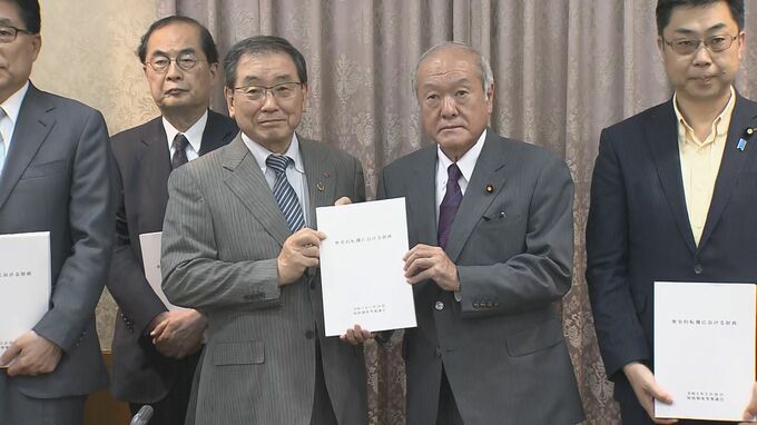 少子化対策の財源「負担先送りせず全世代で」　財政審が鈴木財務大臣に建議を手渡す