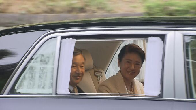 天皇皇后両陛下　上皇ご夫妻にモンゴル訪問報告　お住まいの仙洞御所へ　沿道に集まった人たちに笑顔でこたえ|TBS NEWS DIG
