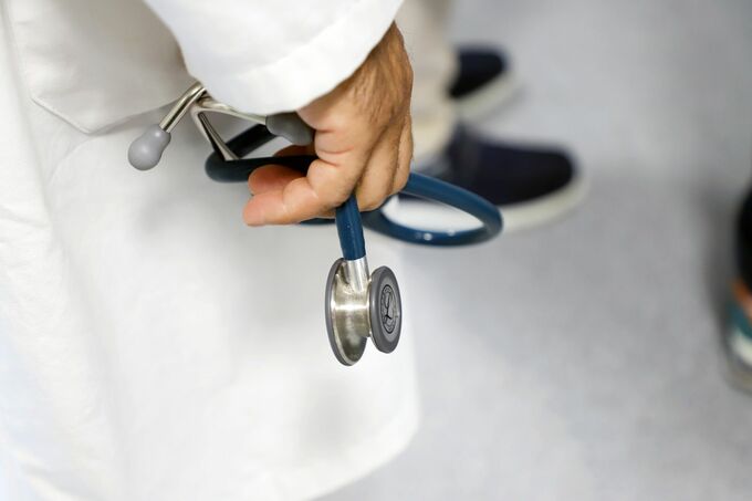 米就労ビザH-1Bの高額手数料、医師は免除の可能性－ホワイトハウス