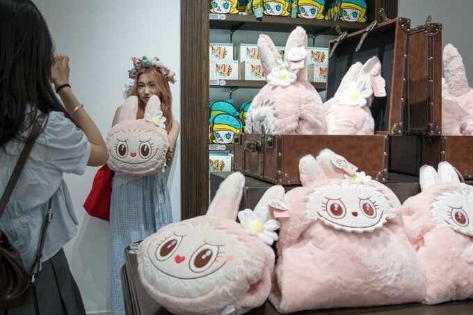 ラブブ熱冷めポップマート株4割下落-「中国のディズニー」期待に暗雲