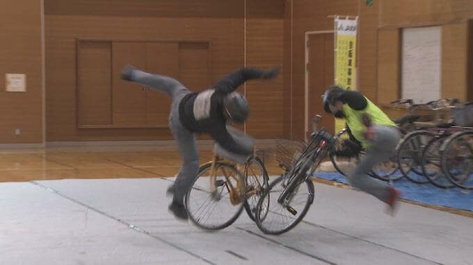 迫真のスタントで交通事故再現　富山・魚津市で交通安全教室　「ちょっとしたルール違反が大きな事故に…」　|　富山のニュース｜天気・防災｜チューリップテレビ