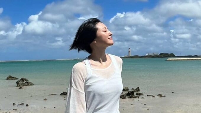 【 広末涼子 】　沖縄での “夏休み家族旅行” ショット公開　青空バックの姿にファン感銘「ビーチボーイズ思い出す」|TBS NEWS DIG
