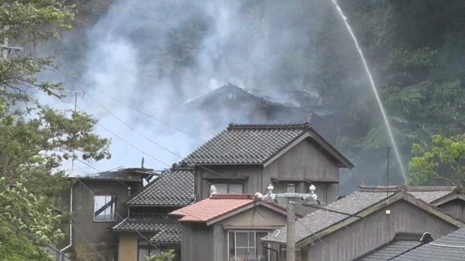 民家で火事、焼け跡から1人の遺体発見　強風にあおられ延焼…海から長いホースで水を汲み上げたため消火活動が難航　|　BSSニュース | BSS山陰放送