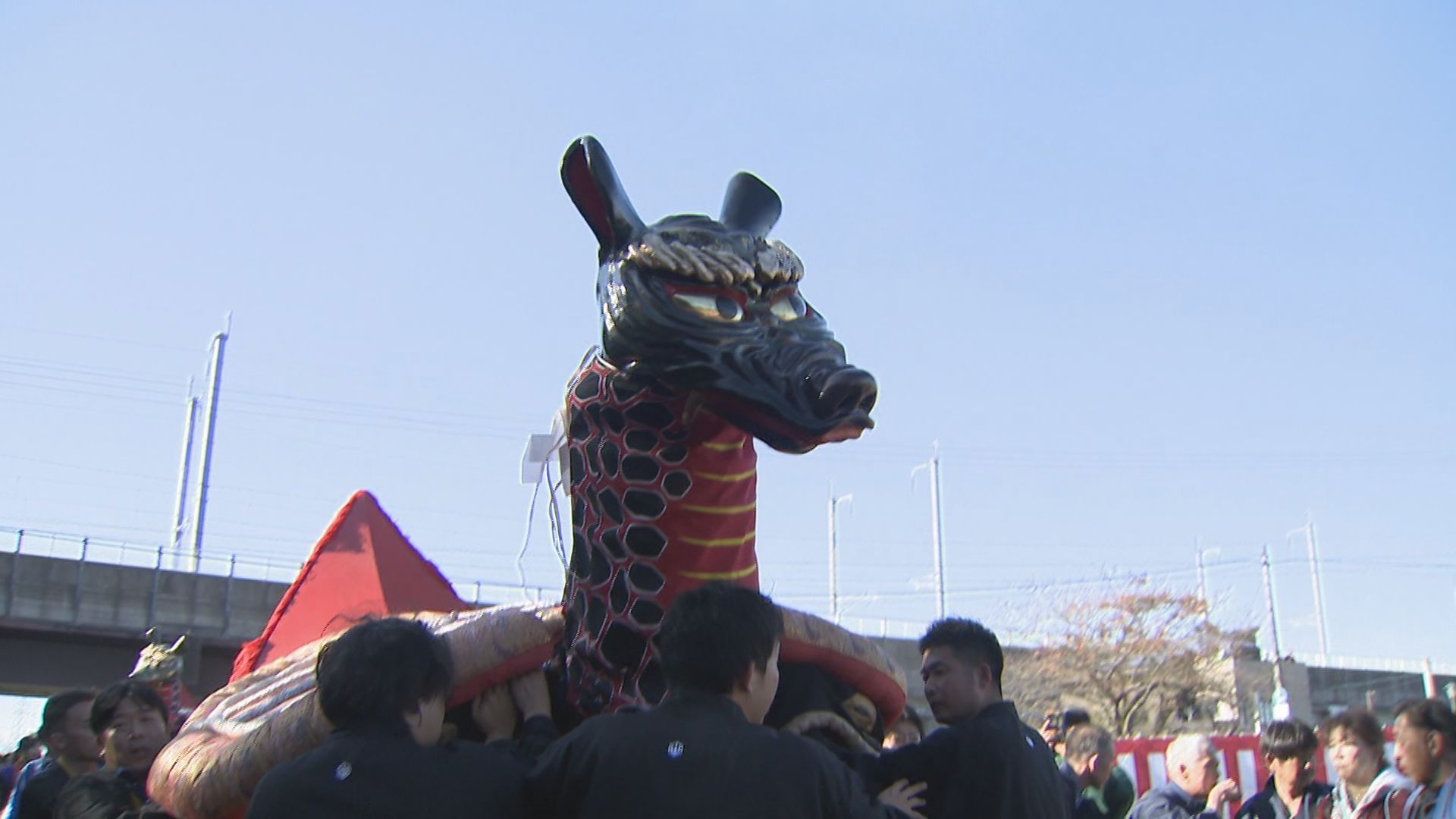 八代妙見祭「ガメ」が観客席になだれ込む！ 1トン大俵や湯舟に渋柿 3