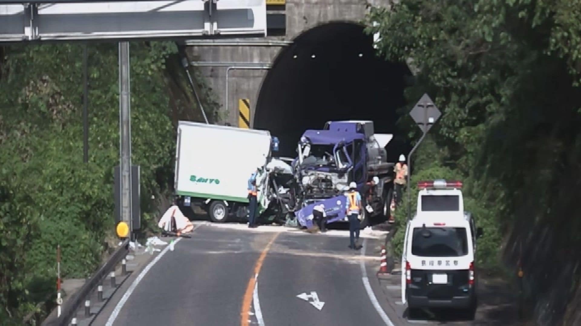 国道9号でタンクローリーとトラックが正面衝突…運転手2人がドクター