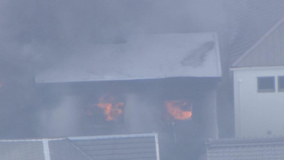 「隣の家が燃えている」と119番通報 木造2階建て住宅が火事 1人死亡 愛知・岡崎市