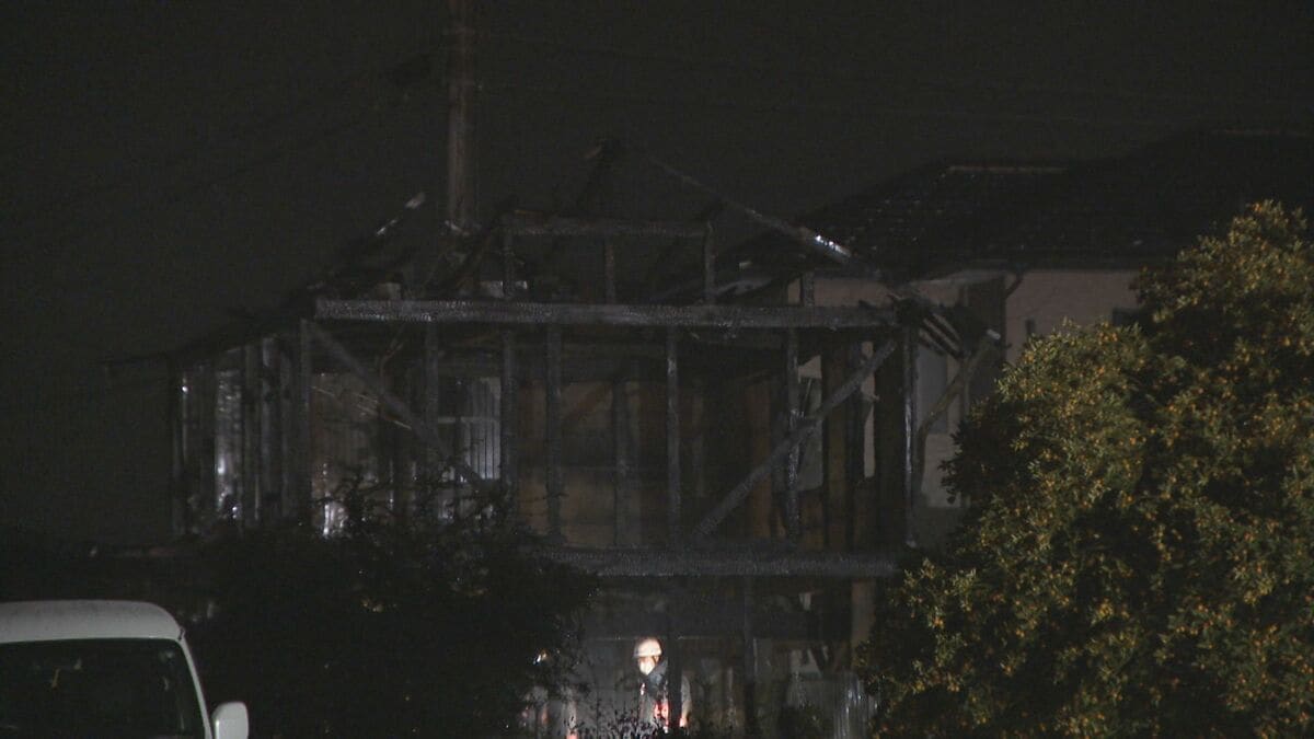 一宮市の住宅で火災 隣の住宅の離れにも延焼 焼け跡から1人の遺体が見つかる