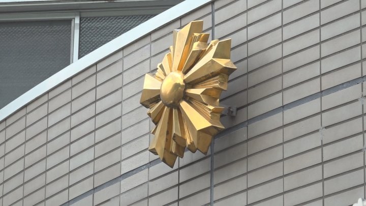 因縁をつけコンビニなどで現金を引き出させたか　およそ120万円を脅し取った疑い　27歳の男を逮捕　山梨