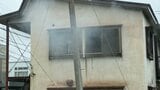 アパートの1室が全焼の火事 自分が暮らすアパートの2階の部屋に放火した疑いで79歳の女を逮捕 警察は裁判員裁判の対象として女の認否を明かさず 青森市|TBS NEWS DIG