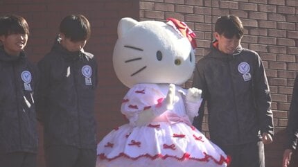 ハローキティが選手を激励 箱根駅伝出場の山梨学院陸上競技部へお守り