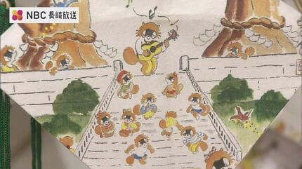 福山雅治さん「クスノキ」を合唱する児童へ 被爆クスノキとたぬき絵の