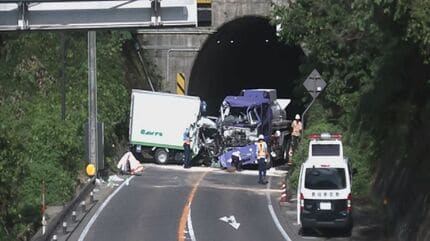 国道9号でタンクローリーとトラックが正面衝突…運転手2人がドクター 国道9号でタンクローリーとトラックが正面衝突…運転手2人がドクター
