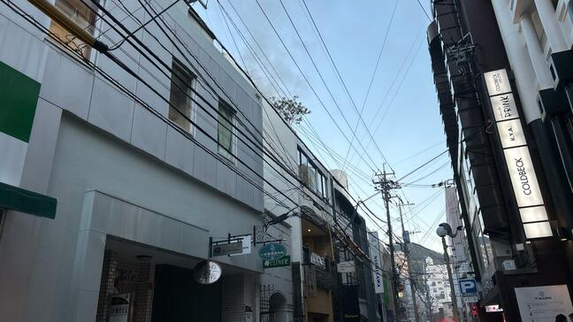 【速報】長崎・繁華街の5階建ての複合ビルで火事 黒煙上がり一時騒然 60代女性搬送|TBS NEWS DIG