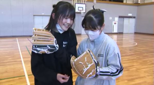 「まじでうれしい」大谷翔平選手のグローブが小学校に　全校児童が見守る中で代表の児童3人がさっそくキャッチボール　終業式でお披露目|TBS NEWS DIG
