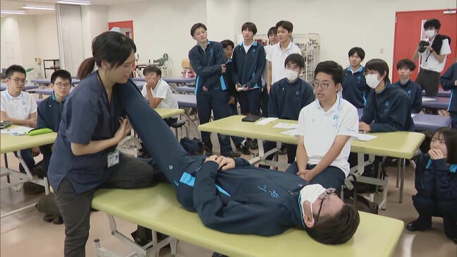 高校生が大学で医療や理学療法を学ぶ プロスポーツで使用の最新機器も体験 ”現場の人材不足”背景に 福岡|TBS NEWS DIG