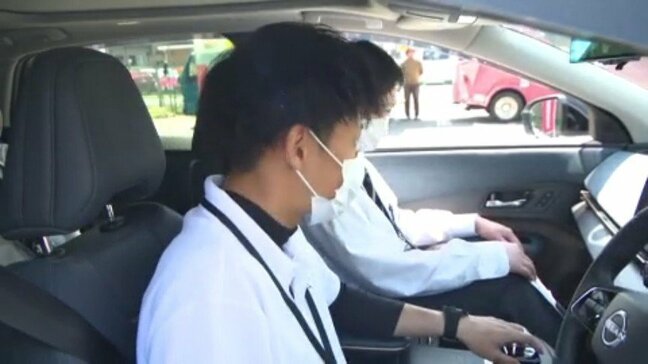 「リバースも勝手に入れてくれます」自動車工学を学ぶ高校生が車の先進技術を体験 愛媛・松山市|TBS NEWS DIG