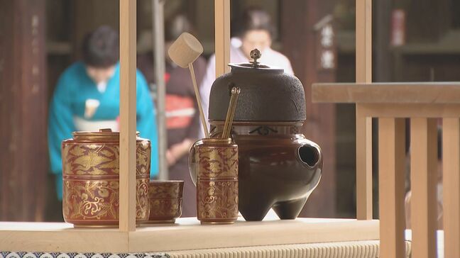 秀吉が開いた茶会にちなんだ筥崎宮の「献茶式」　濃茶、薄茶の順に茶をたて神前に|TBS NEWS DIG