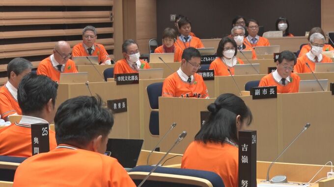 巨人の春季キャンプを歓迎　那覇市議会が定例会初日にユニフォームを着て華やかに　|　沖縄のニュース｜RBC 琉球放送