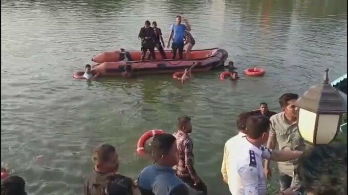 インドの湖でボート転覆   生徒ら16人死亡