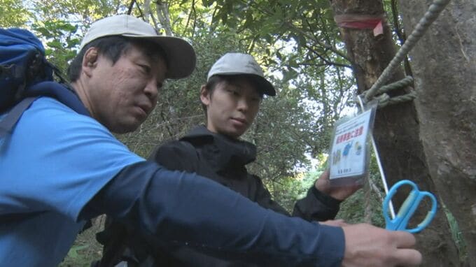 夏山とは違う「秋の山」の怖さ…「気候が変わりやすく寒暖差が激しい」 低体温症のおそれも… 警察署員が登山訓練、道中にポスター取り付けも|TBS NEWS DIG