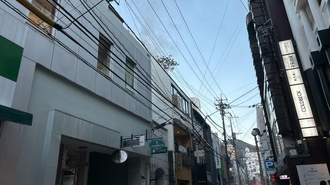 【速報】長崎・繁華街の5階建ての複合ビルで火事　黒煙上がり一時騒然　60代女性搬送|TBS NEWS DIG