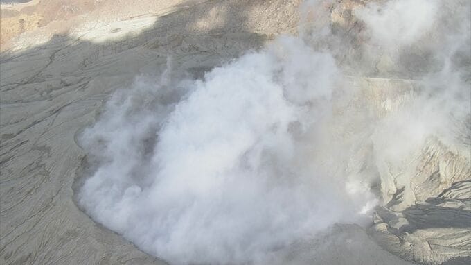 “極めて稀”な活火山火口での航空事故　1992年には富士山火口で小型機墜落　【阿蘇・遊覧ヘリ大破】　|TBS NEWS DIG